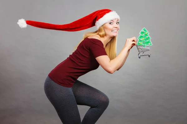 Santa mulher segurando carrinho de compras com presentes de Natal — Fotografia de Stock