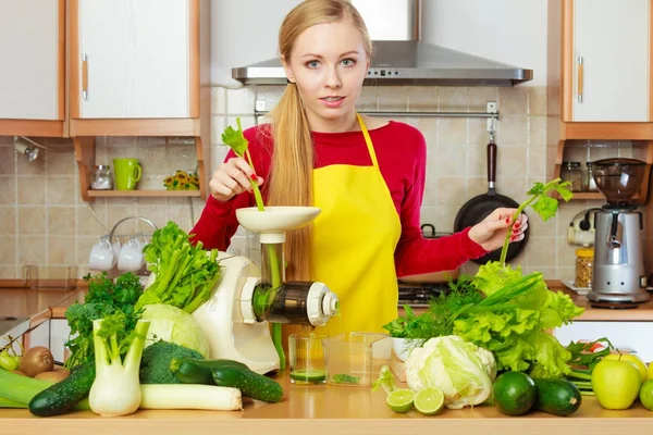 Kobieta w kuchni robi soki warzywne smoothie — Zdjęcie stockowe