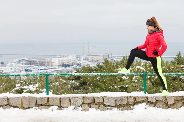 Nő visel, sportruházat gyakorlása közben tél — Stock Fotó