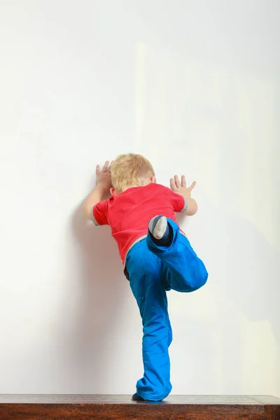 Kleine jongen spelen en plezier — Stockfoto