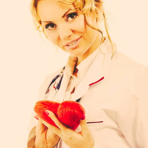Doktor stetoskop kırmızı kalp incelenmesi ile. — Stok fotoğraf