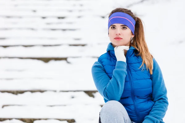 Mujer con ropa deportiva ejercitándose al aire libre durante el invierno —  Fotos de Stock