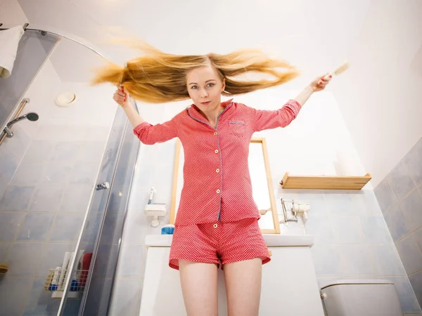 Жінка чистить довге волосся — стокове фото