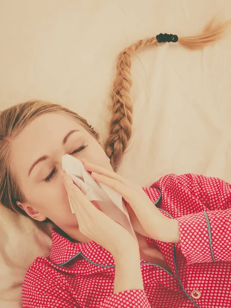 Mujer enferma teniendo gripe acostada en la cama — Foto de Stock