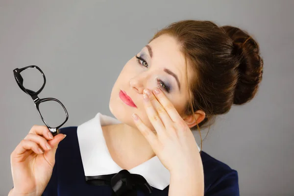 Mujer de negocios tocando sus ojos cansados — Foto de Stock