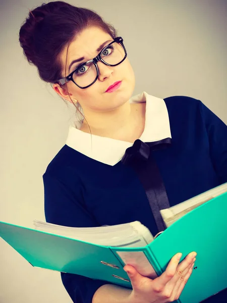 Mujer de negocios confusa pensando en la solución del problema —  Fotos de Stock