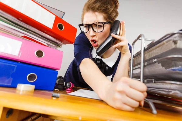 Angry bossy businesswoman phone talking — Stock Photo, Image