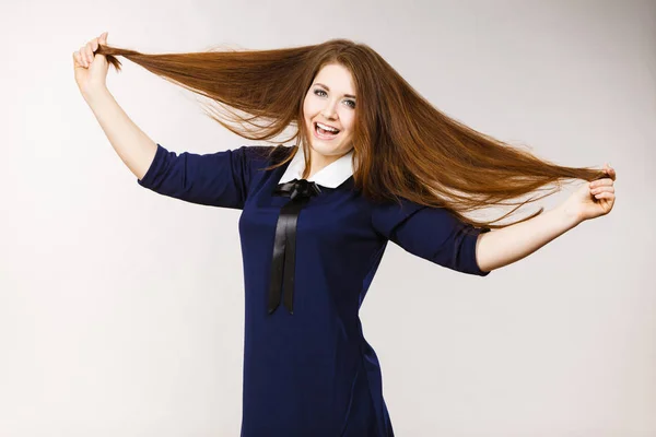 Mujer positiva feliz con el pelo castaño largo — Foto de Stock