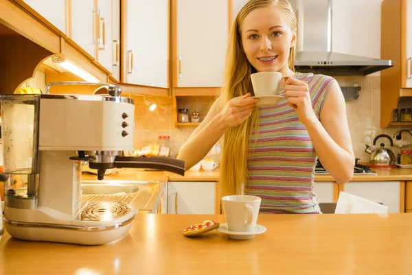 Frau in Küche kocht Kaffee aus Maschine — Stockfoto