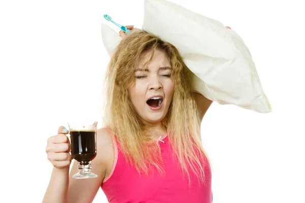 Zmęczona kobieta pije poranną kawę — Zdjęcie stockowe