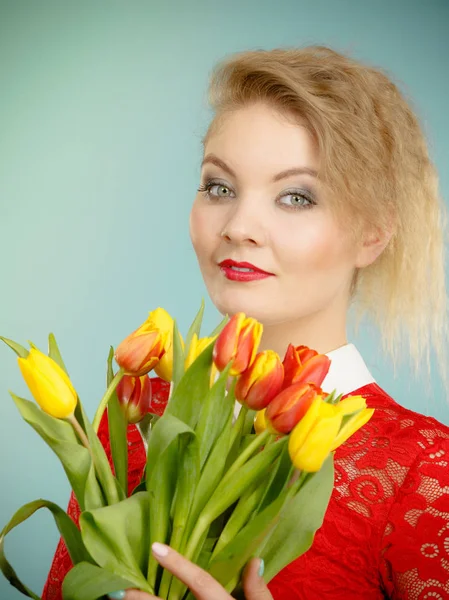 赤黄色のチューリップの束がきれいな女性 — ストック写真