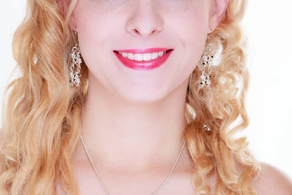 Γυναίκα, που χαμογελά δείχνει λευκά δόντια — Φωτογραφία Αρχείου
