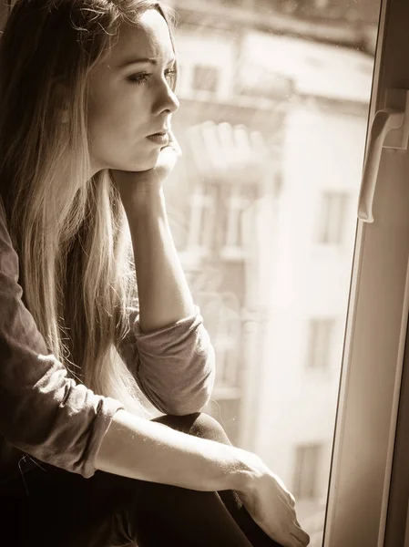 Szomorú, depressziós tini lány ül az ablakpárkányon — Stock Fotó