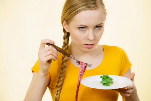 Triste jovem mulher estar em dieta — Fotografia de Stock