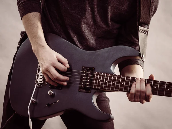 Mužské ruce hrající na elektrickou kytaru — Stock fotografie