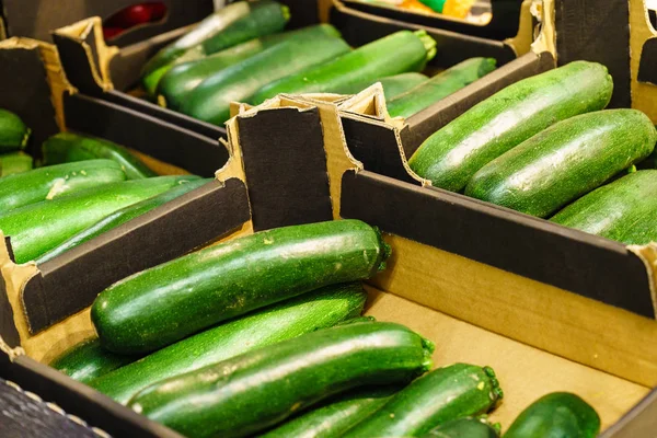Zucchini i trä shop lådor — Stockfoto