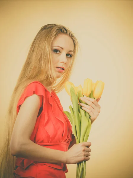 Preciosa mujer con tulipanes amarillos ramo — Foto de Stock