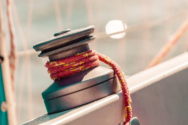 Jacht kabestan na łodzi żaglowej podczas rejsu — Zdjęcie stockowe