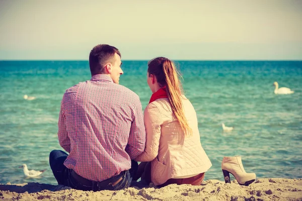 Ευτυχισμένο ζευγάρι έχοντας ημερομηνία στην παραλία — Φωτογραφία Αρχείου