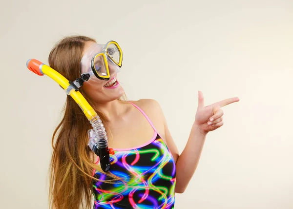 Donna con maschera di snorkeling divertirsi — Foto Stock