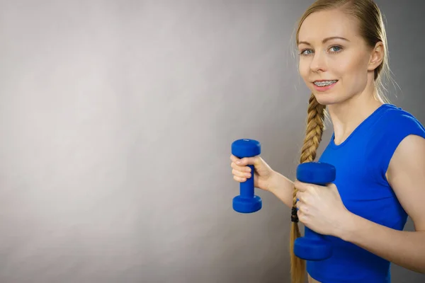 Tiener vrouw uit te werken thuis met halter — Stockfoto