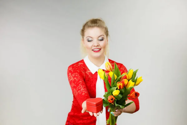 Mujer sosteniendo tulipanes y regalo —  Fotos de Stock