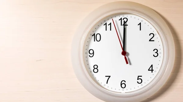 Horloge tic-tac montrant douze heures — Photo