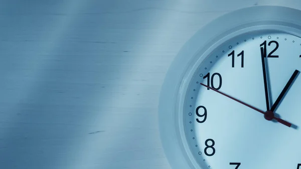 Tykanie zegara pokazuje godzinę — Zdjęcie stockowe