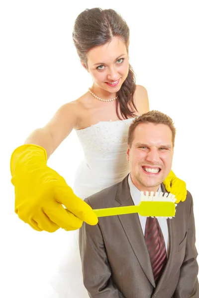 Noiva e noivo compartilhando tarefas domésticas — Fotografia de Stock