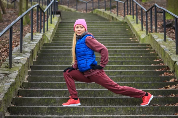 Mujer con ropa deportiva ejercitándose al aire libre durante el otoño — Foto de Stock