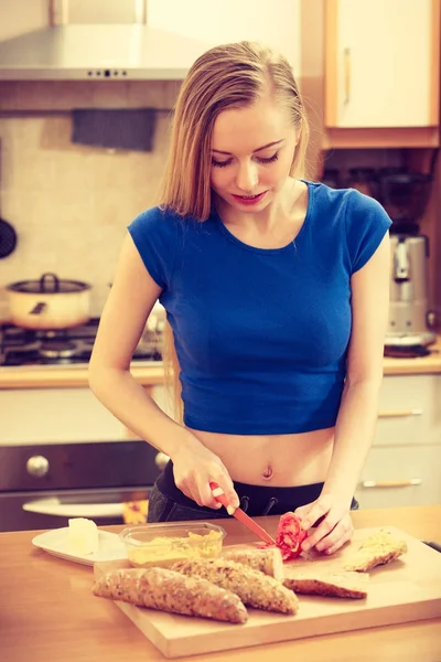 Жінка готує здоровий сніданок робить бутерброд — стокове фото