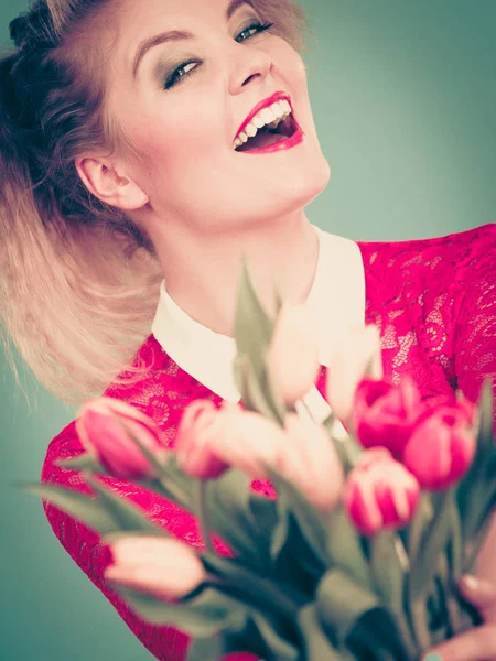 Mujer sosteniendo ramo de tulipanes flores — Foto de Stock