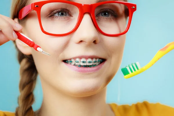 歯と伝統的なブラシを使用して歯の中かっこの女の子 — ストック写真