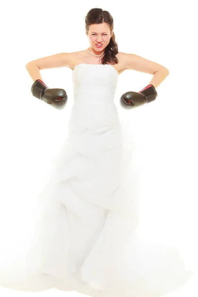 Bruden bär brudklänning och boxning handskar — Stockfoto