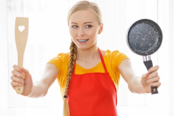 Kobieta trzyma naczynia do gotowania — Zdjęcie stockowe