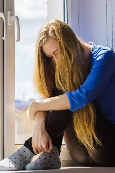 Pencere pervazına üzerinde oturan üzgün depresif genç kız — Stok fotoğraf