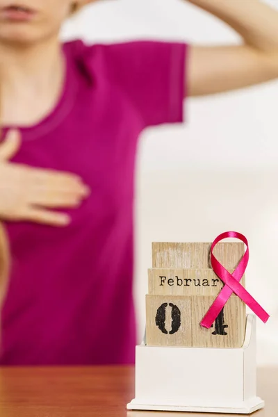 日历上的妇女与世界乳腺癌日 — 图库照片