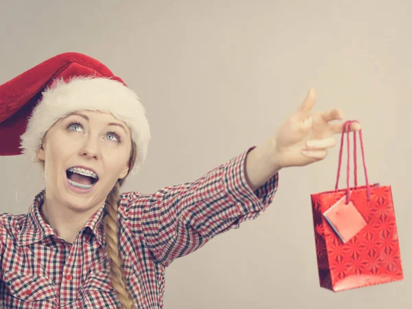 Glücklich einkaufende Frau mit Weihnachtsmütze — Stockfoto