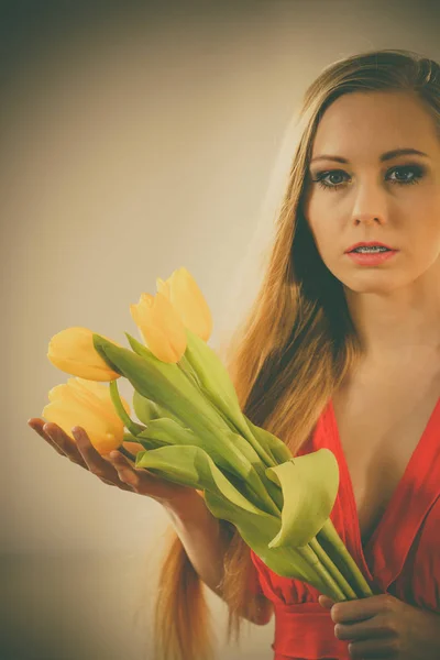 黄色のチューリップの束を持つ素敵な女性 — ストック写真