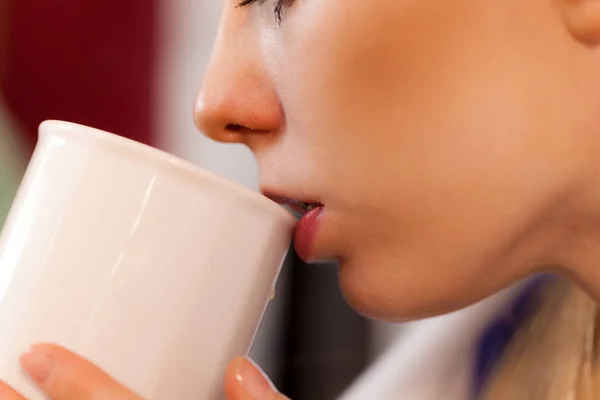 Primer plano de la mujer bebiendo de taza blanca — Foto de Stock