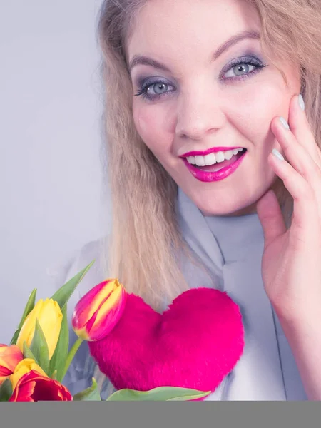 Donna tiene tulipani e cuore rosso — Foto Stock