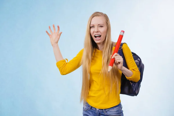 Junge nervöse Frau geht zur Schule — Stockfoto