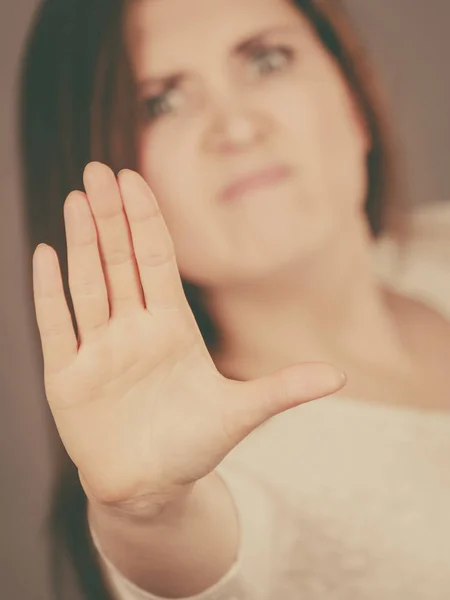 Enojado apodicticity mujer mostrando parada con la mano —  Fotos de Stock