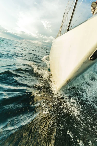 Yachting on sail boat bow stern shot splashing water — Stock Photo, Image