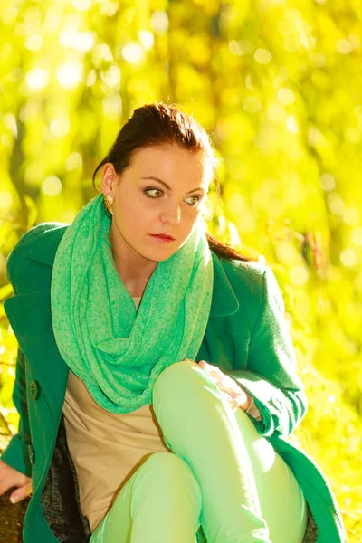 Sad woman sitting in green forest park — Stock Photo, Image