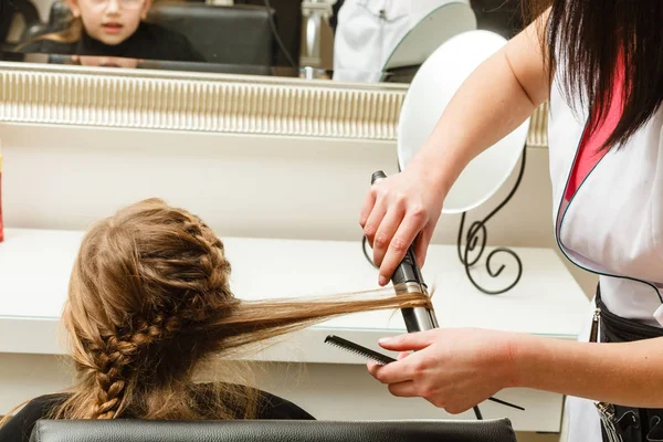 Rubia niña pequeña conseguir su peinado hecho — Foto de Stock