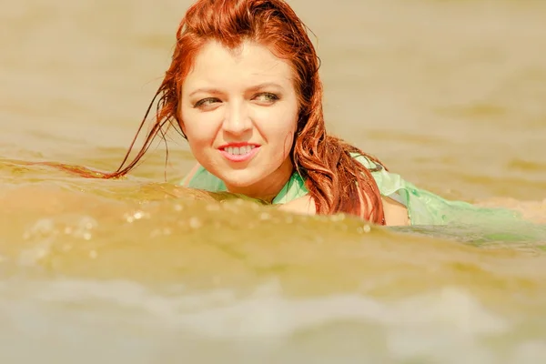 Mulher ruiva posando na água durante o verão — Fotografia de Stock