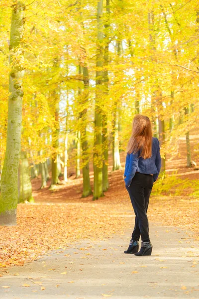 Jeune femme en forêt . — Photo