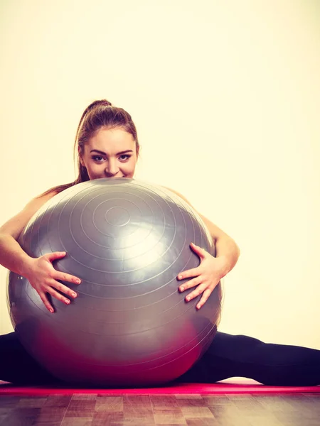 Dívka, cvičení s fit ball — Stock fotografie