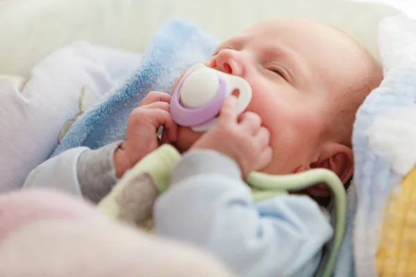 Close-up de recém-nascido dormindo com a tetina na boca — Fotografia de Stock